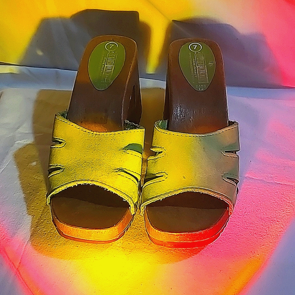 Vintage - THE LEATHER COLLECTION Wooden Clogs  sz. 7 Lime